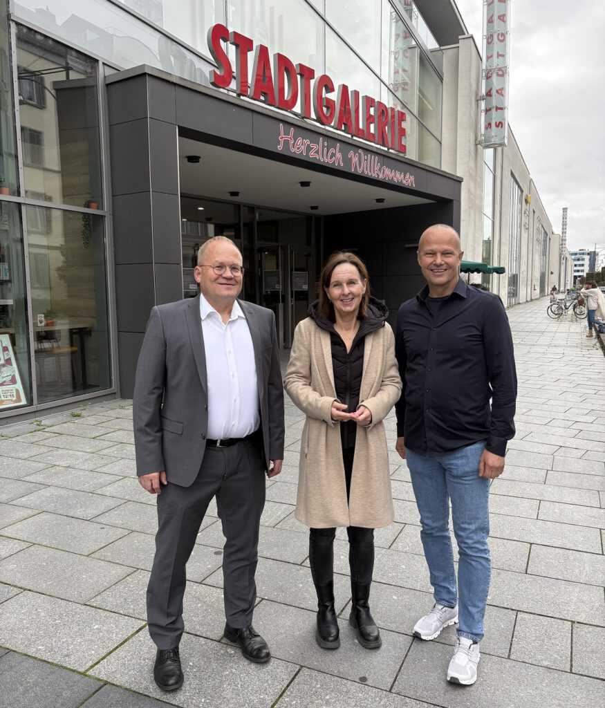 Ulrike Schneider vor der Stadtgalerie Schweinfurt