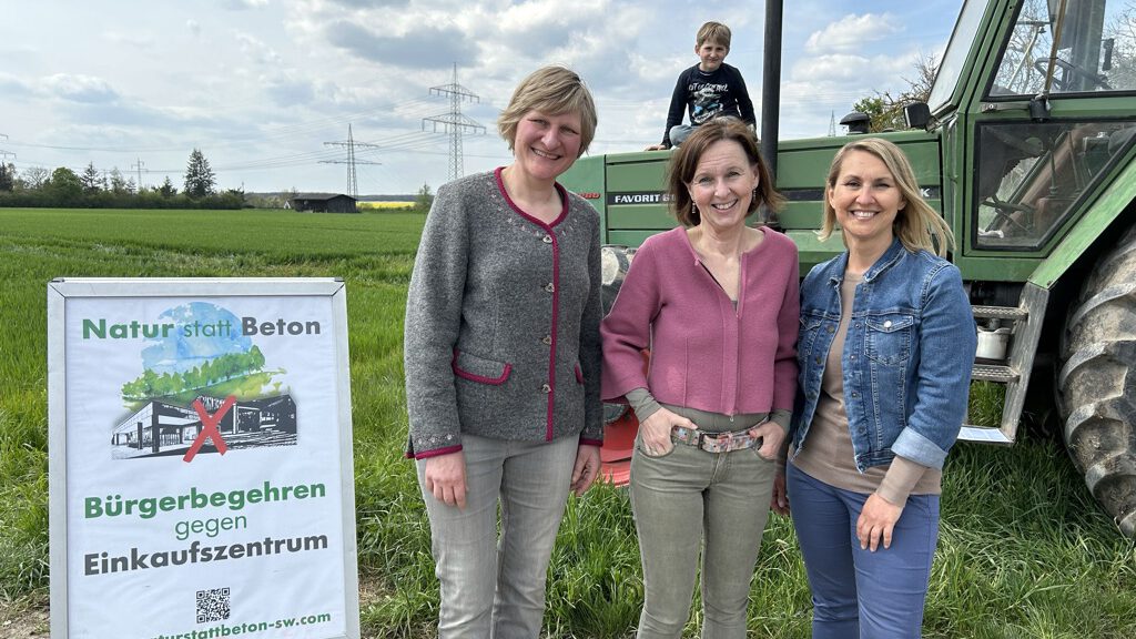 Die Initiatoren des Bürgerbegehrens "Natur statt Beton" vor der Ackerfläche