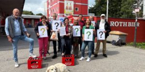 Vertreter der INitiative Zukunft vor der Brauerei Roth