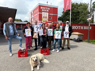 Vertreter der INitiative Zukunft vor der Brauerei Roth