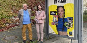 Dr. Lippert und Frau Schneider an der Bushaltestelle