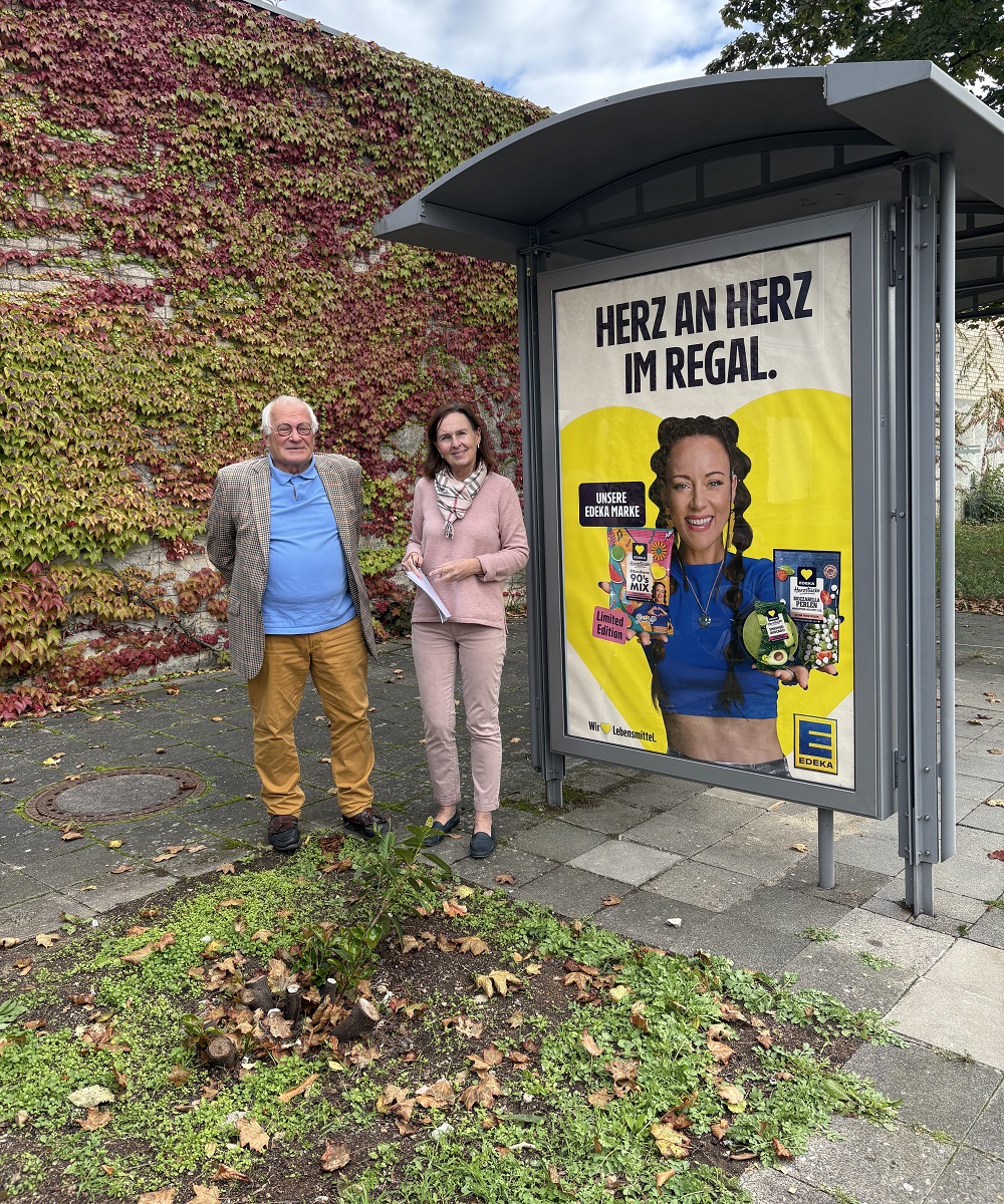 Dr. Lippert und Frau Schneider an der Bushaltestelle