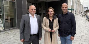 Ulrike Schneider vor der Stadtgalerie Schweinfurt