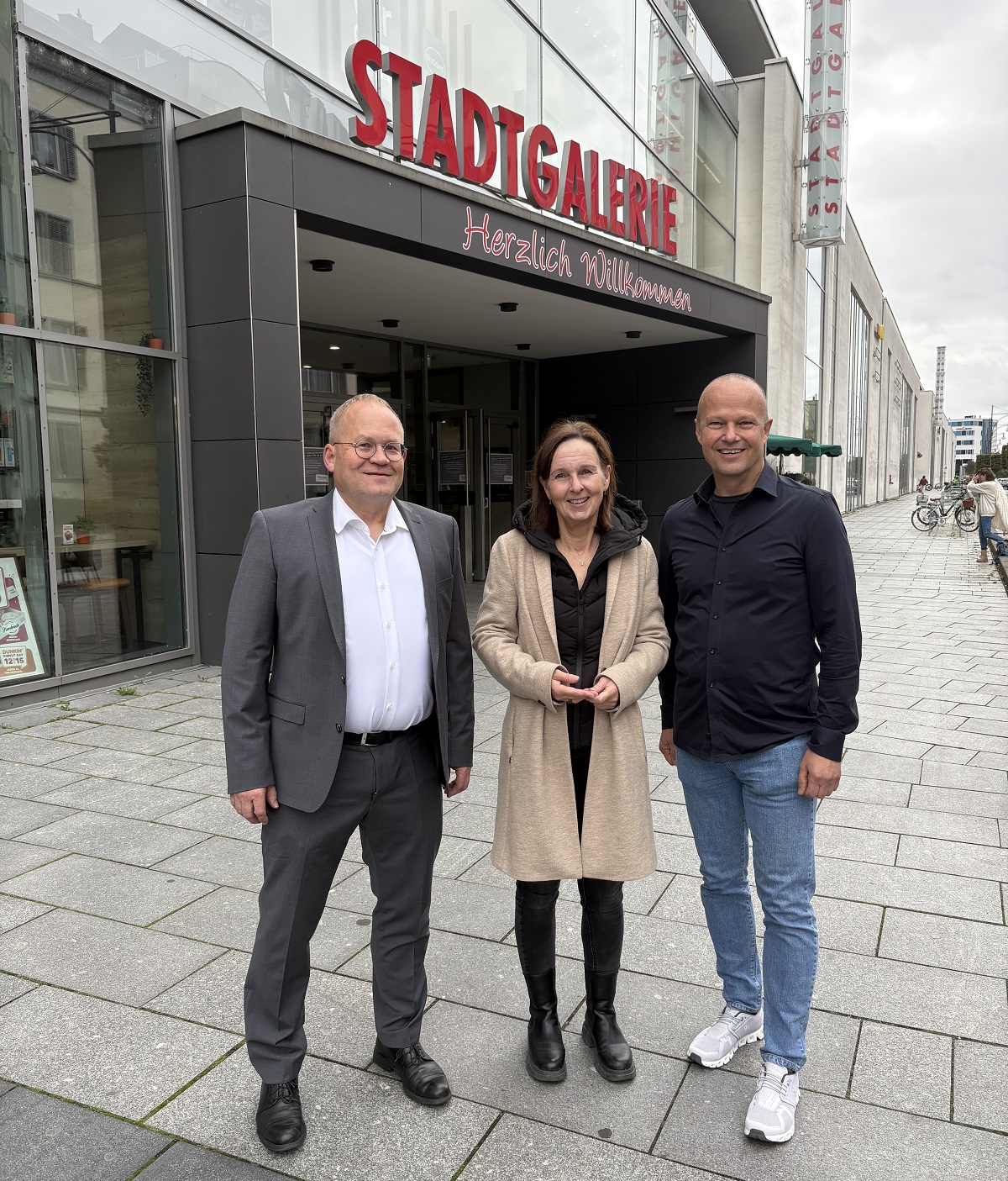 Ulrike Schneider vor der Stadtgalerie Schweinfurt