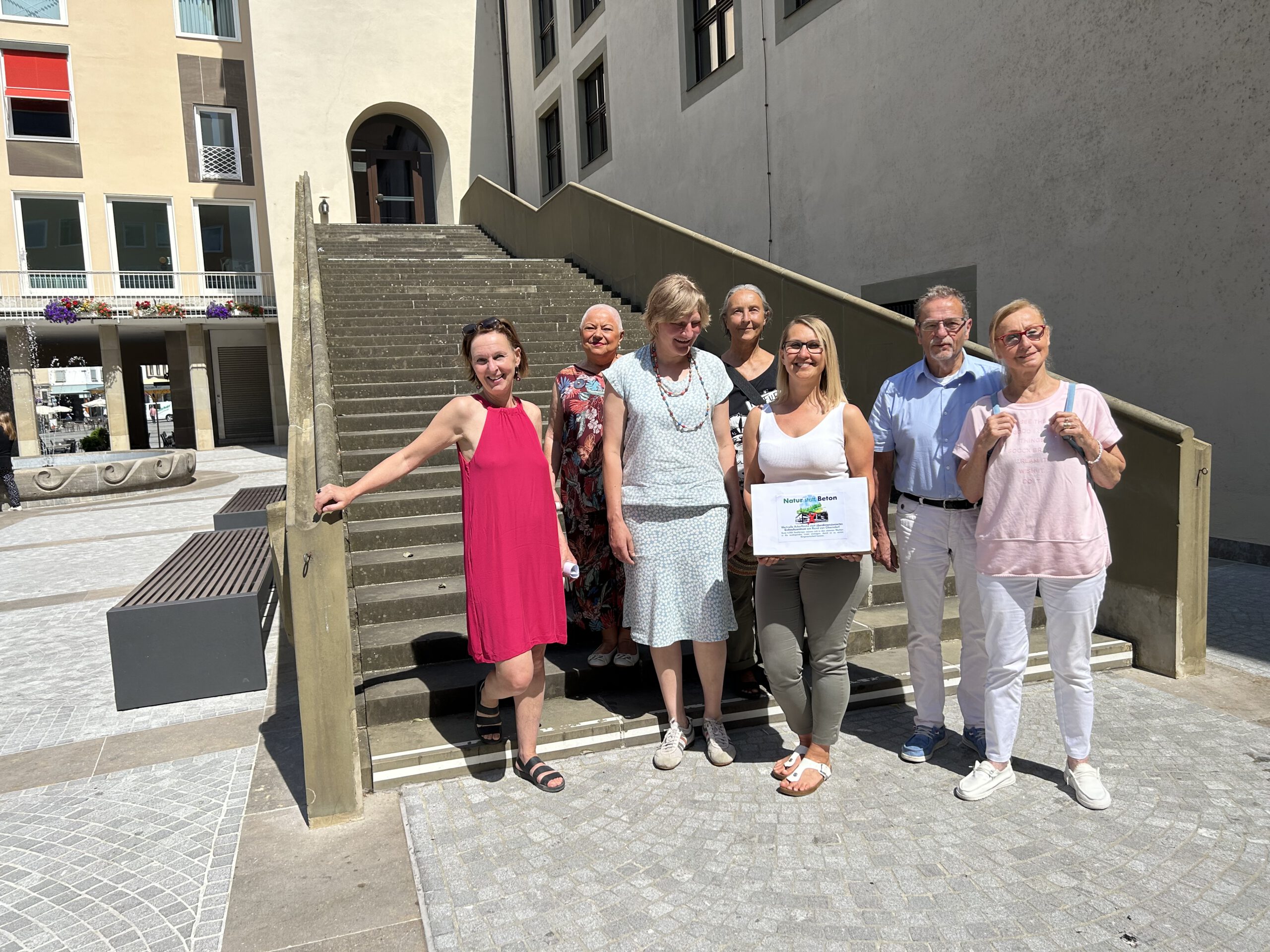 Übergabe der Unterschriftenliste für das Bürgerbegehren Natur statt Beton