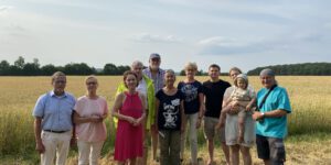 Bürger vor einem Acker bei Üchtelhausen