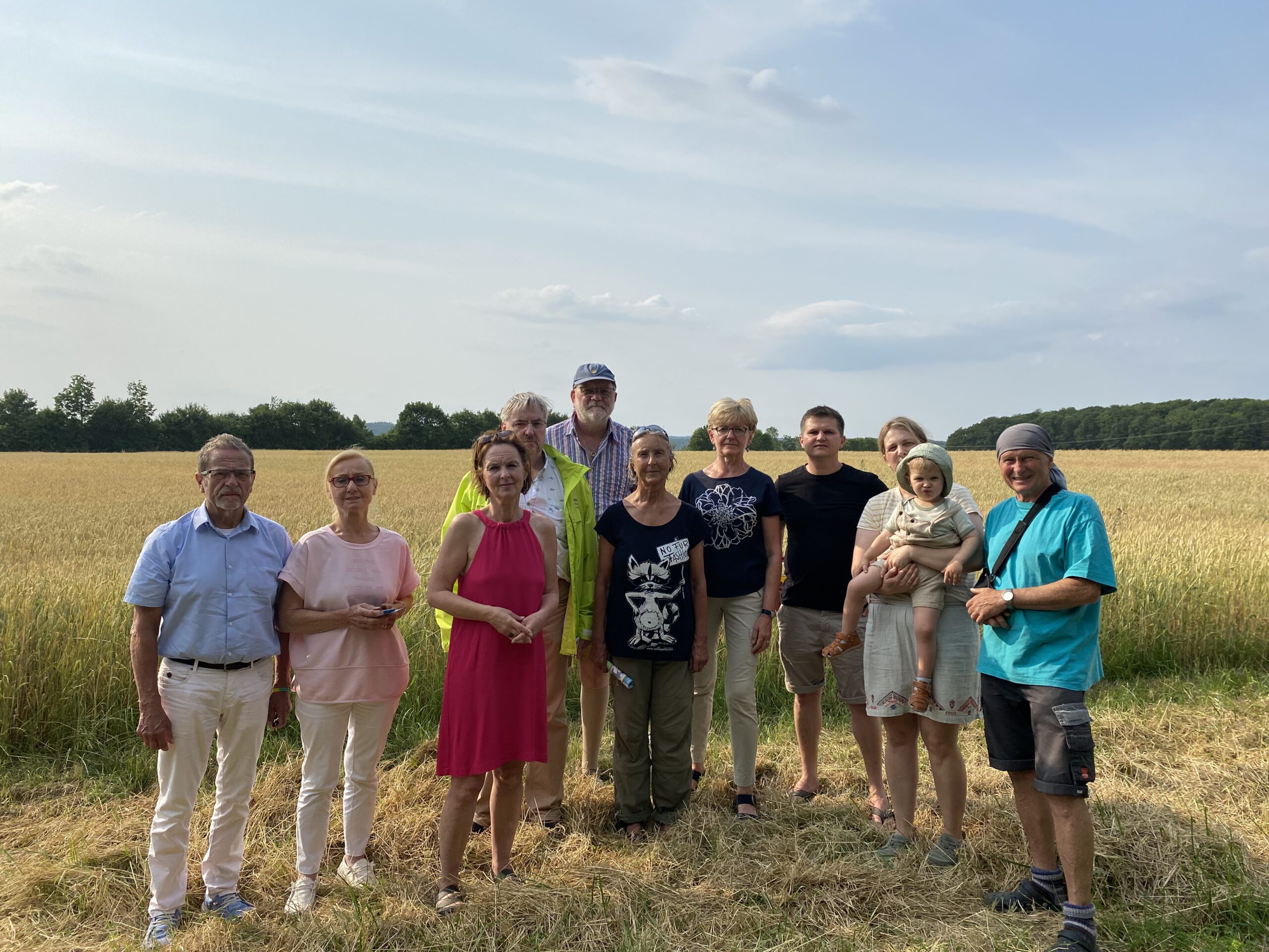 Bürger vor einem Acker bei Üchtelhausen