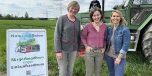 Die Initiatoren des Bürgerbegehrens "Natur statt Beton" vor der Ackerfläche