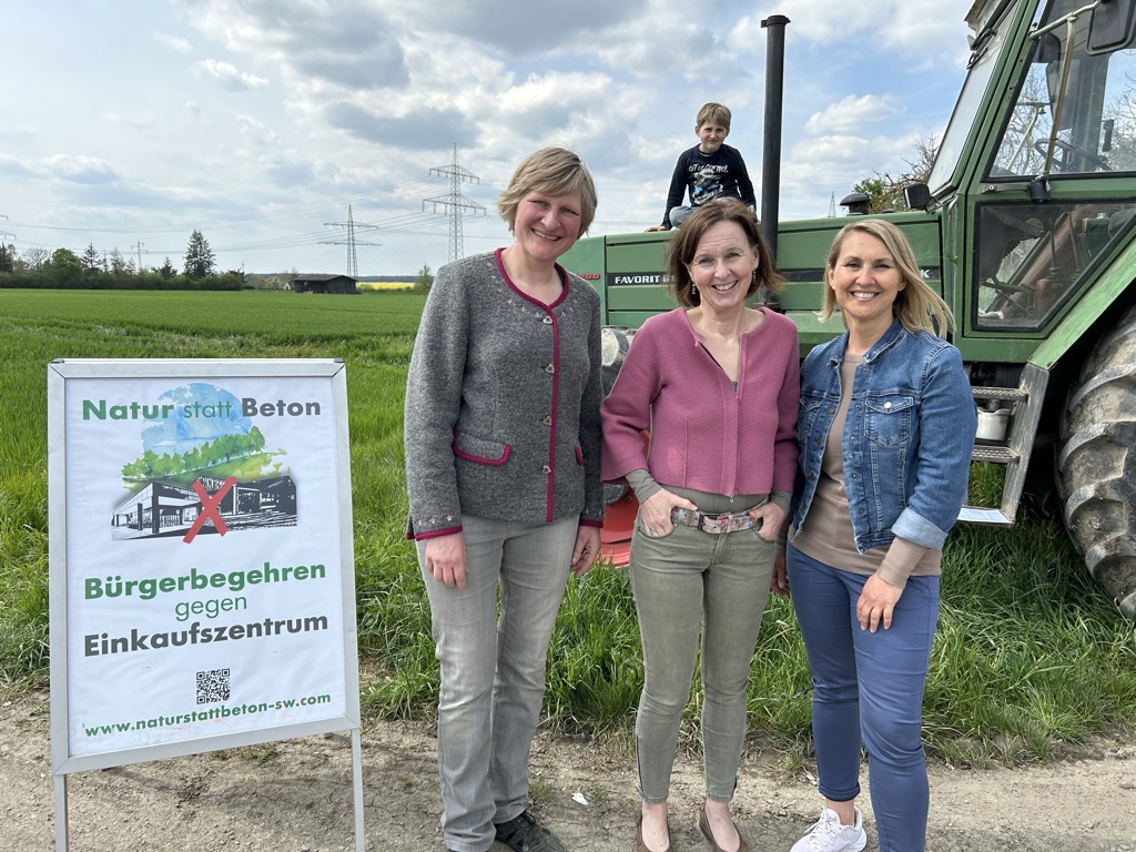 Die Initiatoren des Bürgerbegehrens "Natur statt Beton" vor der Ackerfläche